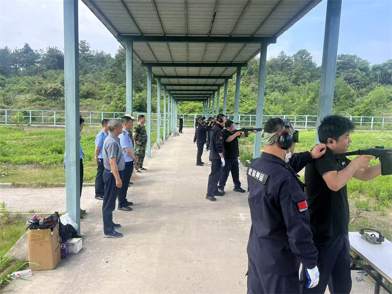 市保安公司組織開(kāi)展實(shí)彈射擊訓(xùn)練